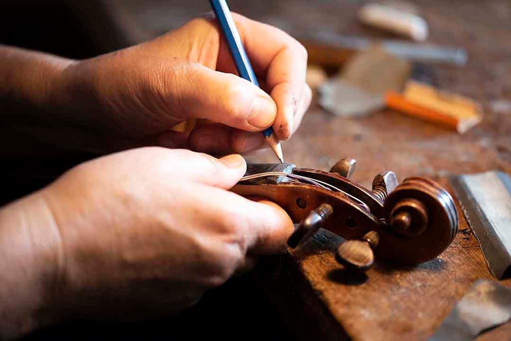 Foto Handarbeit beim Geigenbau