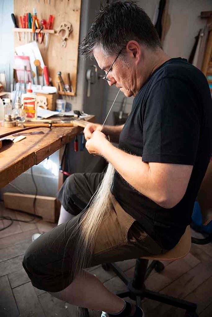 Foto Reparatur Geigenbogen mit Pferdehaar